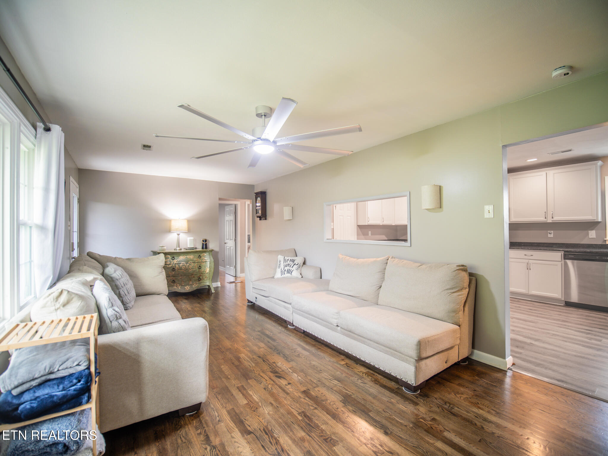 624 Tate Trotter Road Powell, TN 37849 - Photo 8 of 49 Living Room