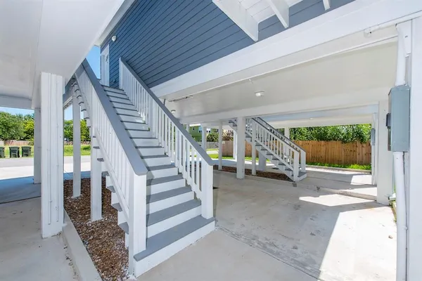 a view of a house with porch and garden