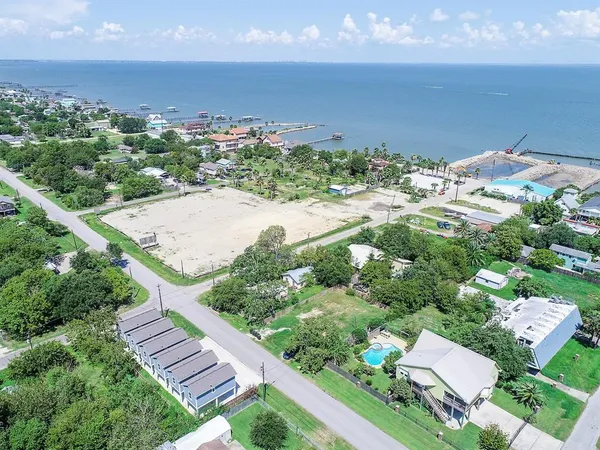 $1,750 | 203 6th Street, Unit D, San Leon, TX 77539