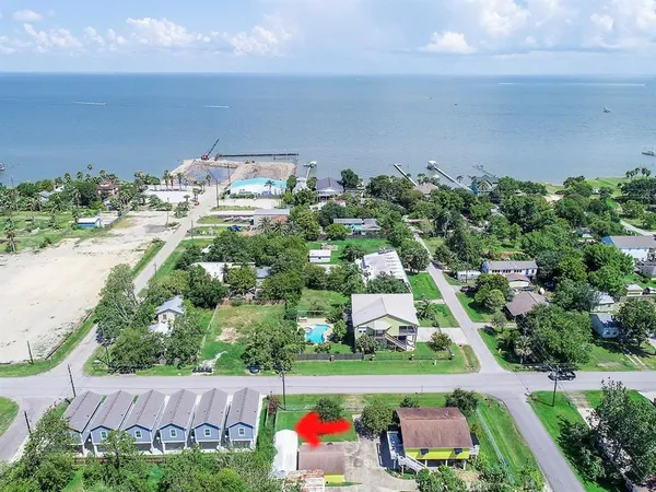 $1,750 | 203 6th Street, Unit D, San Leon, TX 77539