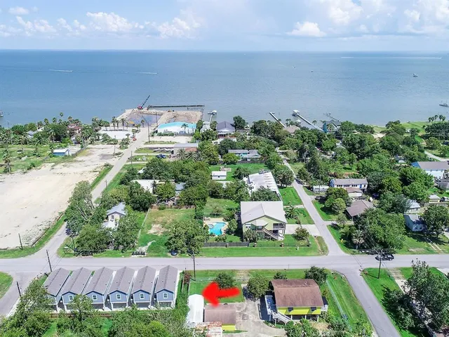 $1,750 | 203 6th Street, Unit D, San Leon, TX 77539