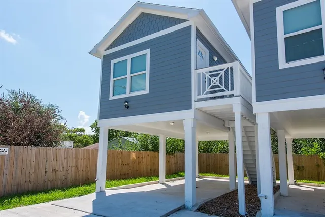 a front view of house with yard