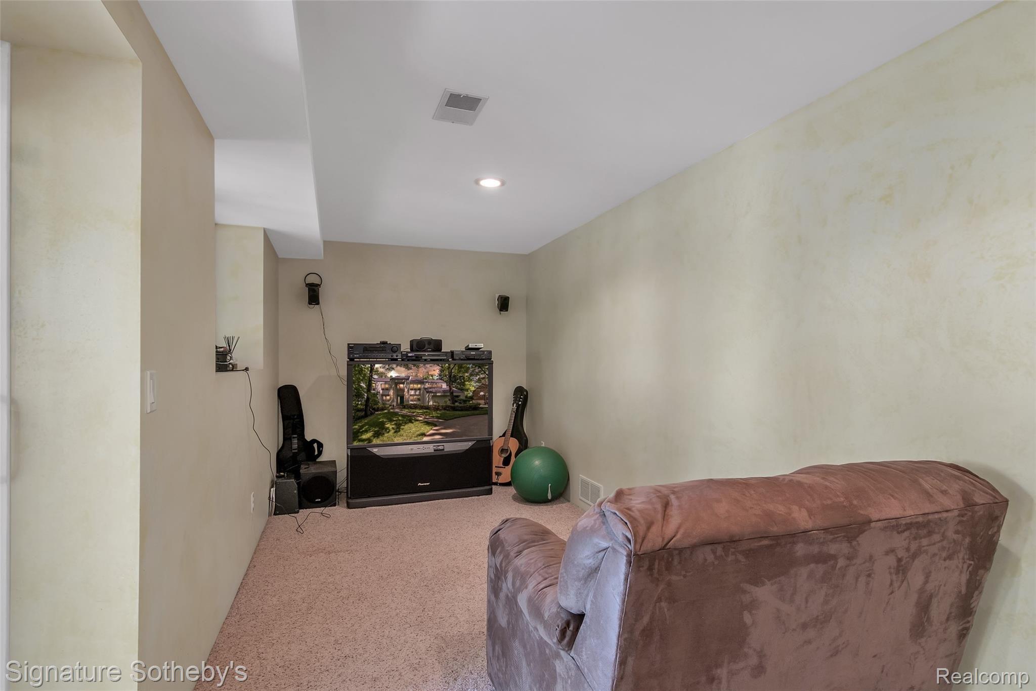 8930 Tipsico Lake Road Holly, MI 48442 - Photo 39 of 63 D5094842-7D9A-4F12-839D-7993E8BD8B11.jpeg