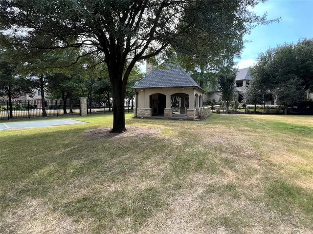 a view of yard with trees