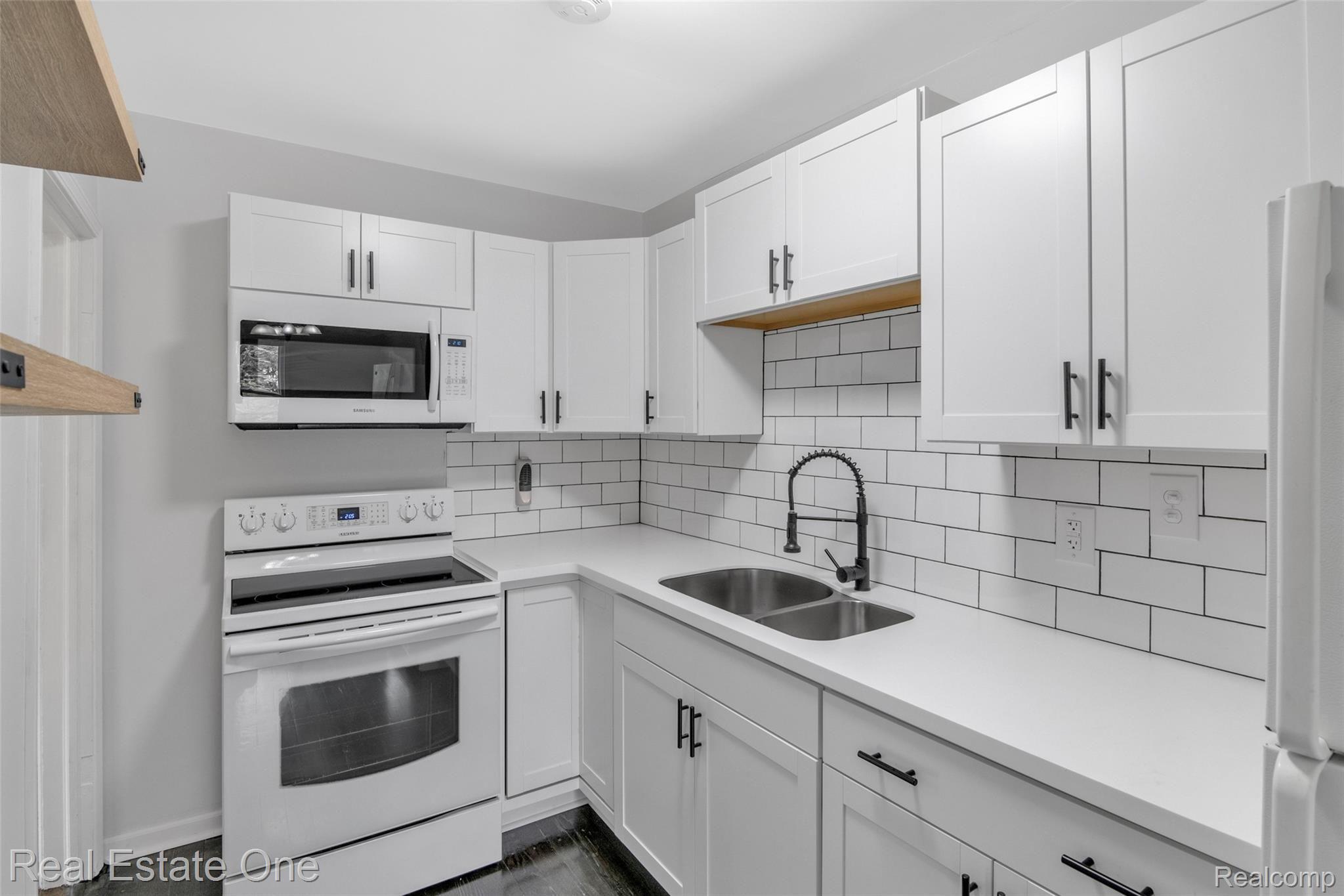 140 Mason Road Howell, MI 48843 - Photo 8 of 24 New Cabinets ~ Back Splash