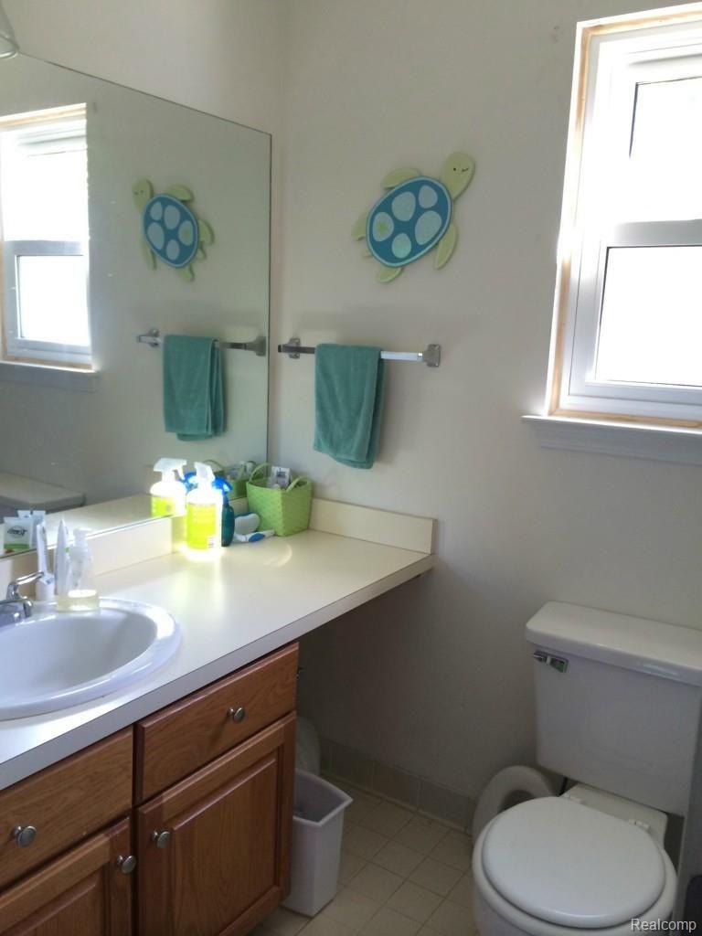 451 Whitney Drive Rochester, MI 48307 - Photo 16 of 26 15 Upper Bath.jpg