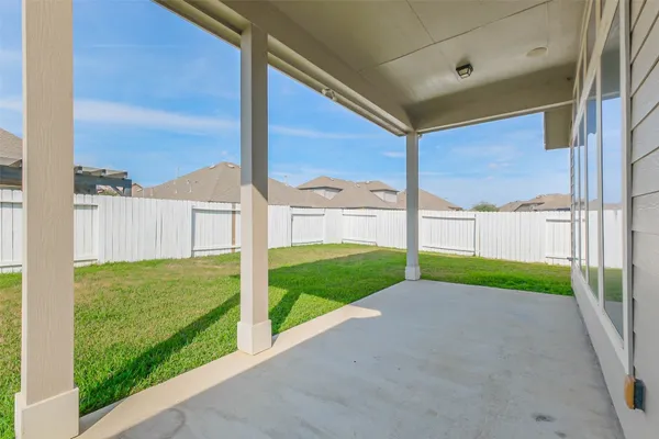 a view of a back yard