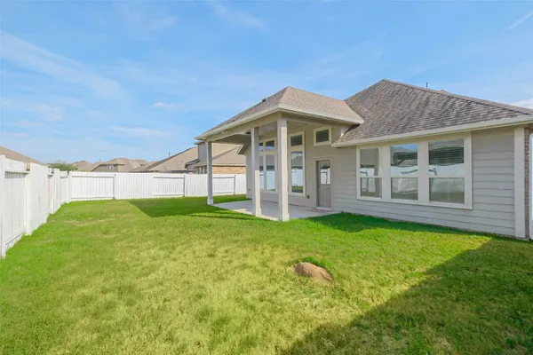 a view of a house with backyard and garden