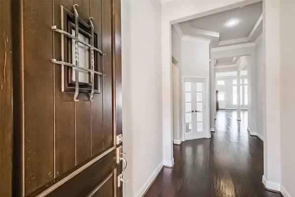 a view of entryway with livingroom