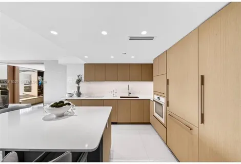 $9,500 | 400 South Pointe Drive, Unit 1501, Miami Beach, FL 33139