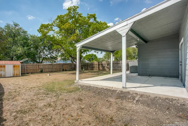 a view of a backyard