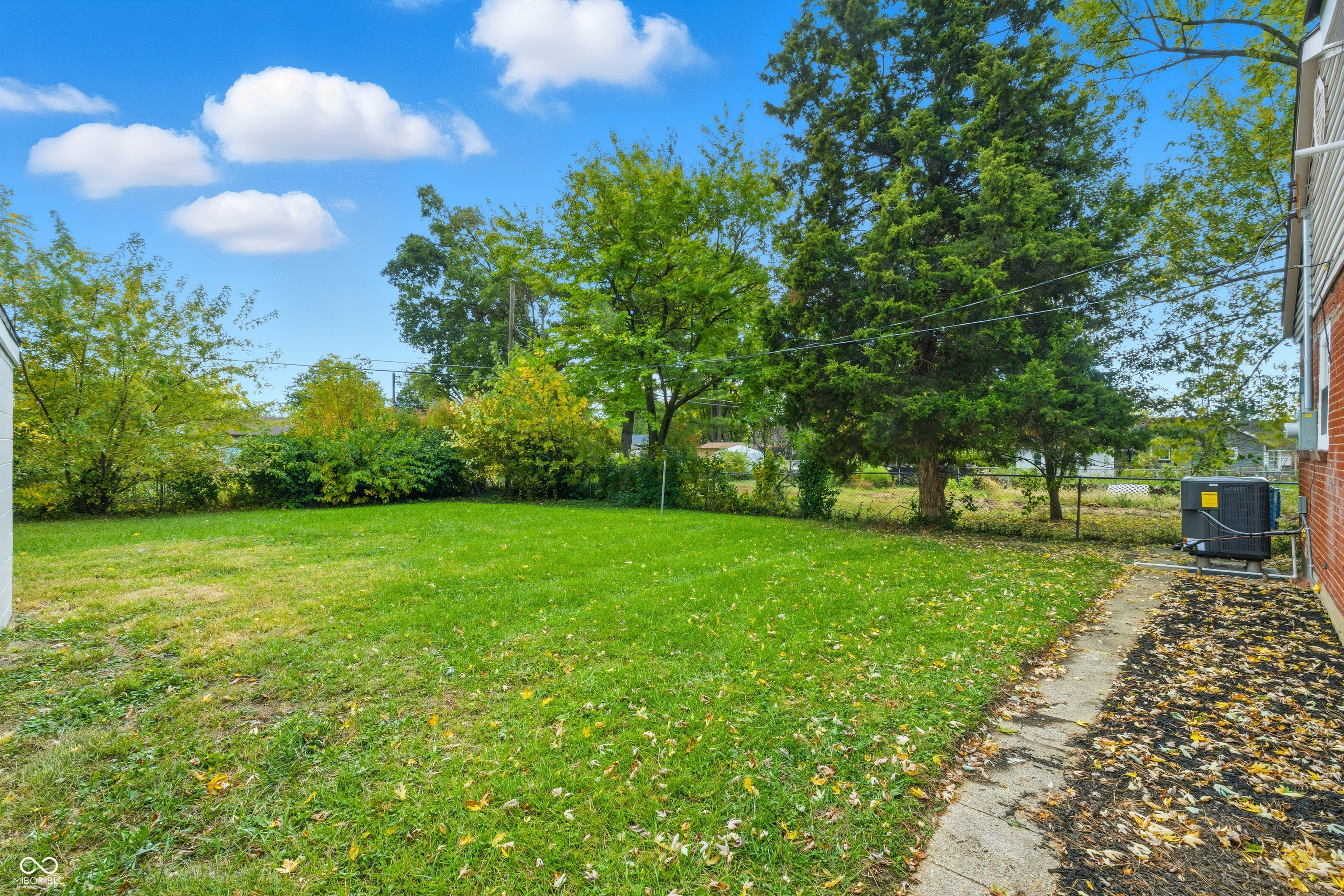 415 Belmar Avenue Indianapolis, IN 46219 - Photo 4 of 21