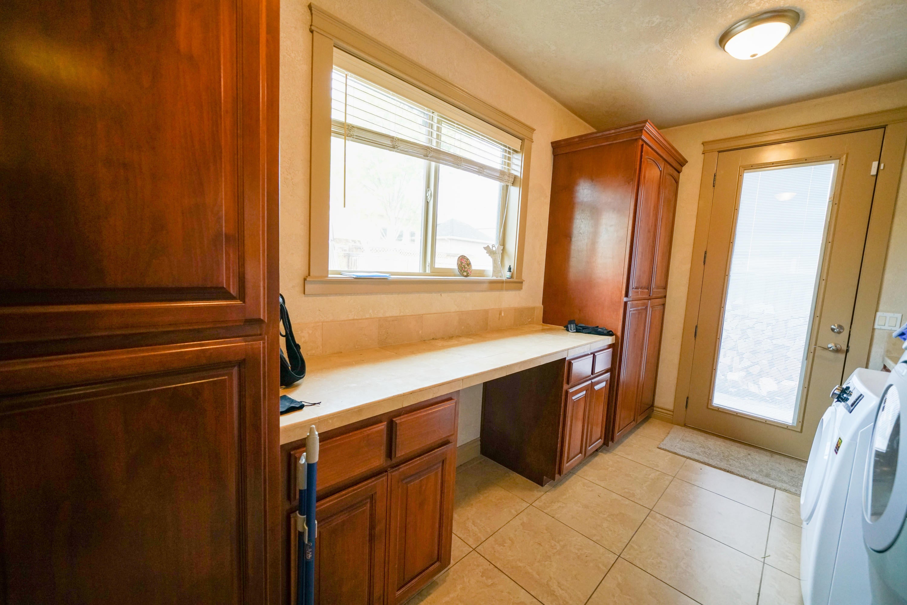 1961 Bluegrass Drive Central Point, OR 97502 - Photo 15 of 36 LAUNDRY ROOM