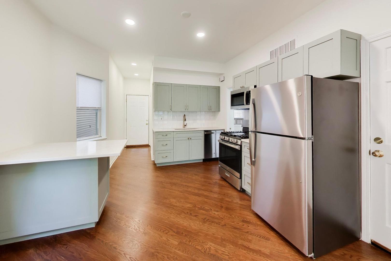 3308 North Racine Avenue, Unit 2 Chicago, IL 60657 - Photo 5 of 14