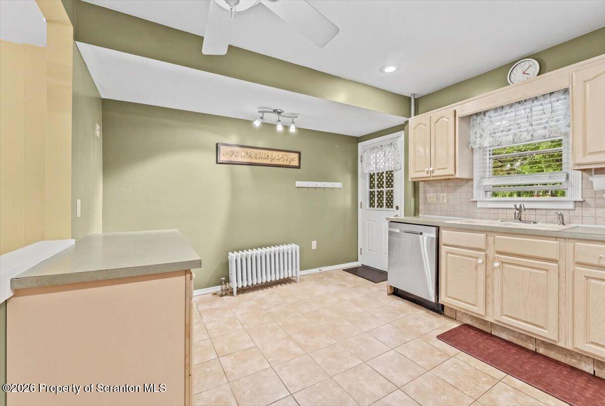 607 Deacon Street Scranton, PA 18509 - Photo 27 of 40 a spacious bathroom with a granite countertop sink a mirror and a bathtub