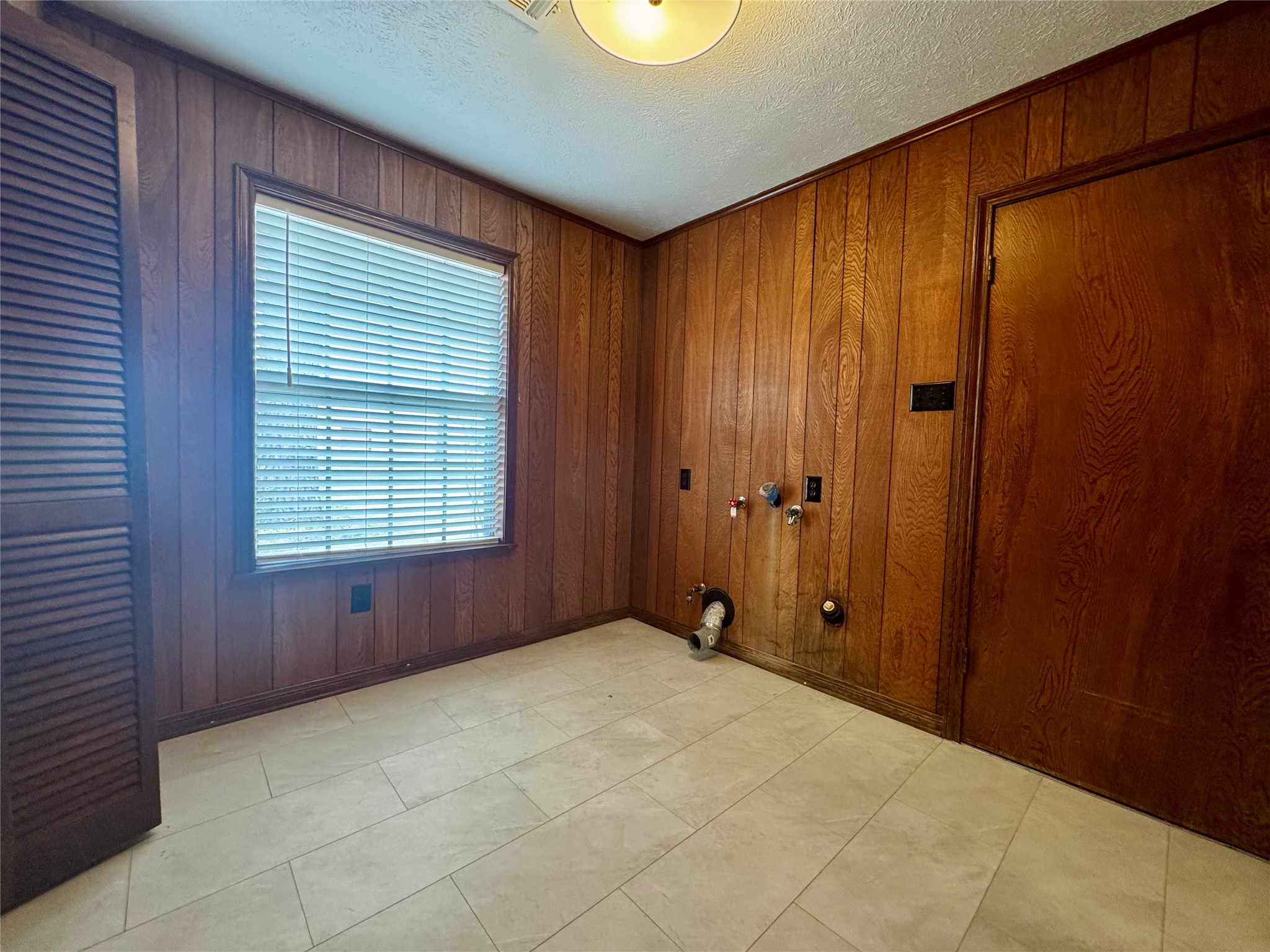 24231 Shellbrook Drive Houston, TX 77336 - Photo 29 of 42 an empty room with windows