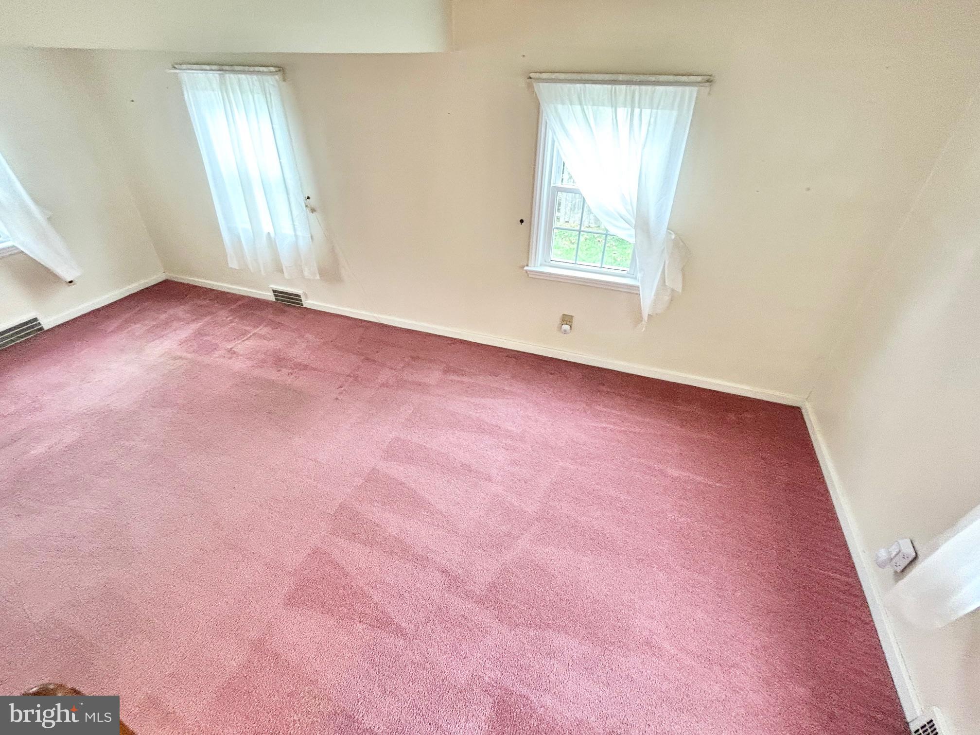 393 Manor Avenue Carneys Point, NJ 08069 - Photo 18 of 43 Living Room