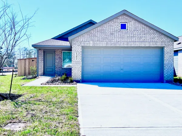 a view of a house with backyard