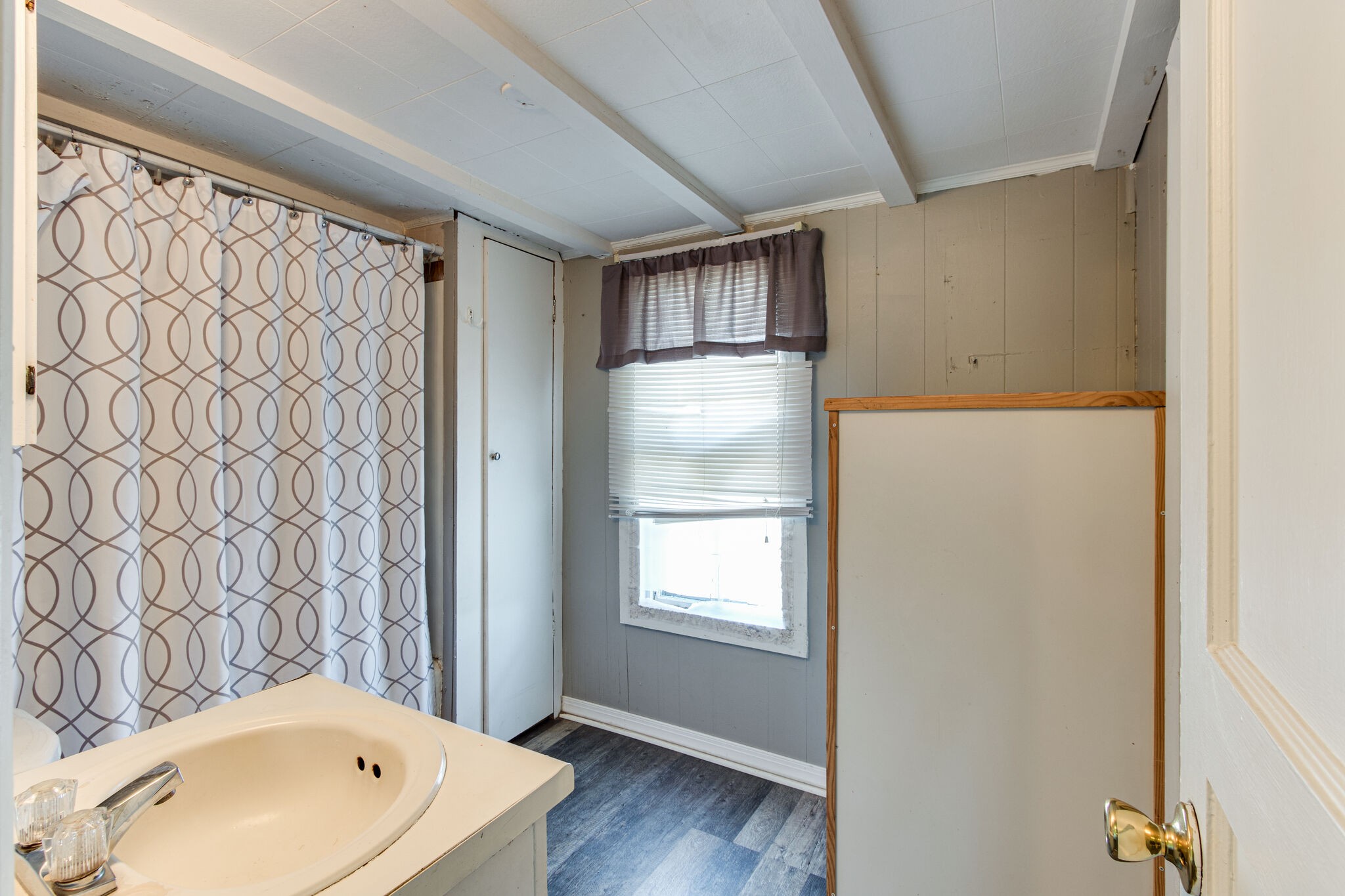 8026 Fredonia Road Manchester, TN 37355 - Photo 20 of 26 a bathroom with a bathtub and shower