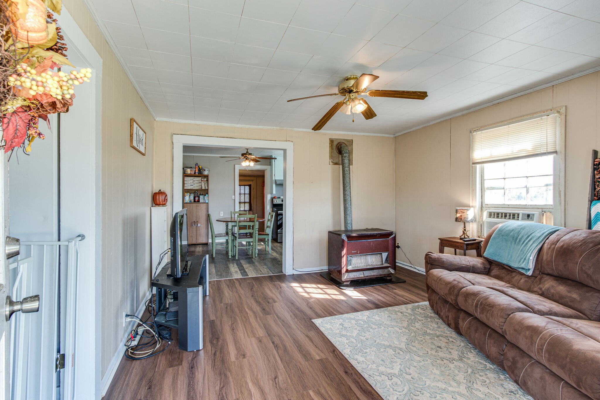 8026 Fredonia Road Manchester, TN 37355 - Photo 6 of 26 a living room with furniture and wooden floor