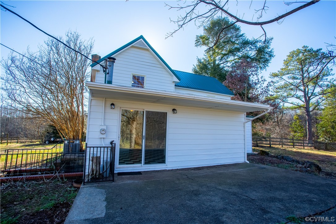 1431 Three Chopt Road Kents Store, VA 23084 - Photo 14 of 40 a front view of a house with a garden