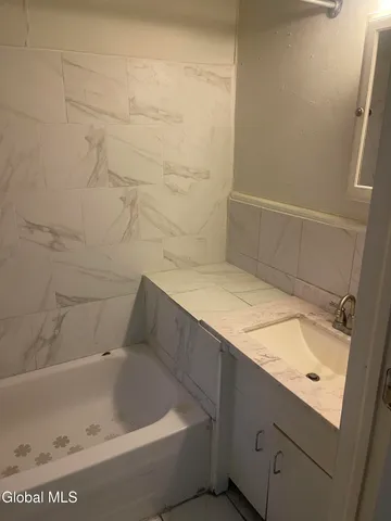 $950 | 2156 5th Avenue, Troy, NY 12180