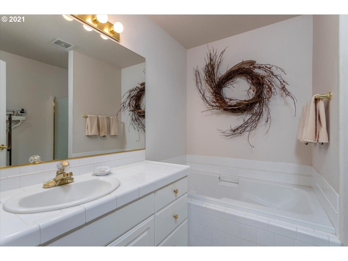 22046 Southwest Grahams Ferry Road, Unit B Tualatin, OR 97062 - Photo 17 of 26 Gallery Image 17