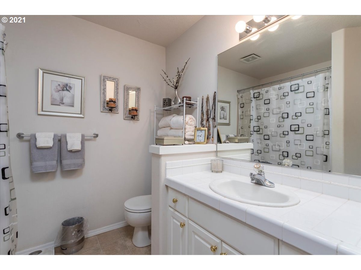 22046 Southwest Grahams Ferry Road, Unit B Tualatin, OR 97062 - Photo 20 of 26 Gallery Image 20