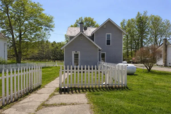 $99,900 | 2582 East Montgomery Road, Hillsdale, MI 49242
