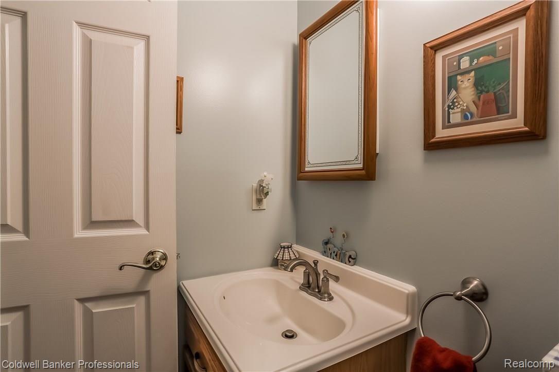 2784 Winter Park Road Rochester, MI 48309 - Photo 21 of 63 021-Powder_Room-2888970-large.jpg