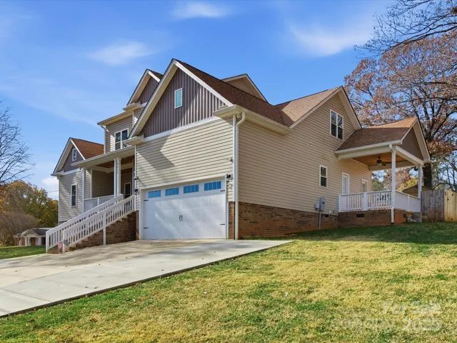 a view of a house with a yard