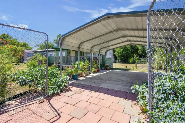 a view of a backyard