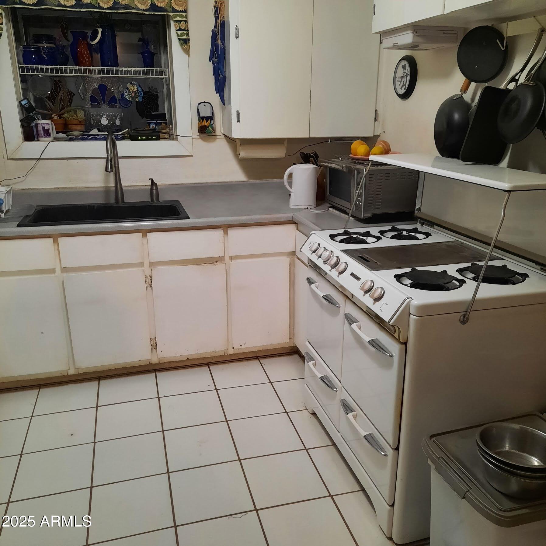 2150 North Rosser Road Ajo, AZ 85321 - Photo 2 of 16 Kitchen