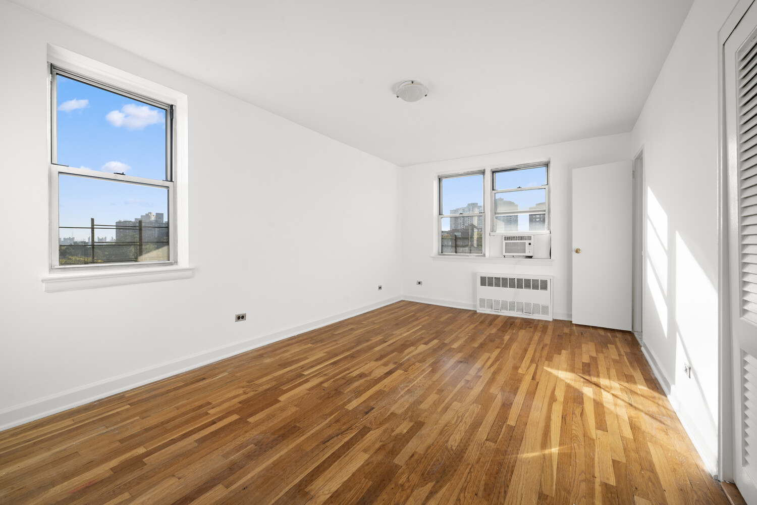 3512 Oxford Avenue, Unit 6C Bronx, NY 10463 - Photo 8 of 12 a view of empty room with wooden floor and fan