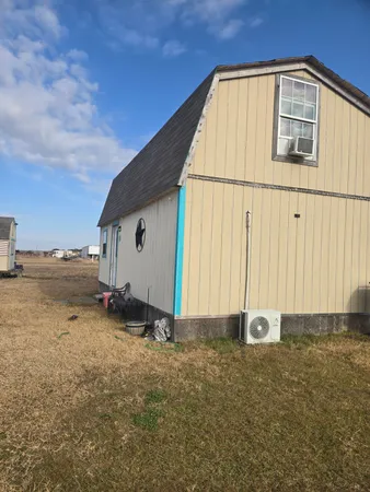 a view of a house with backyard
