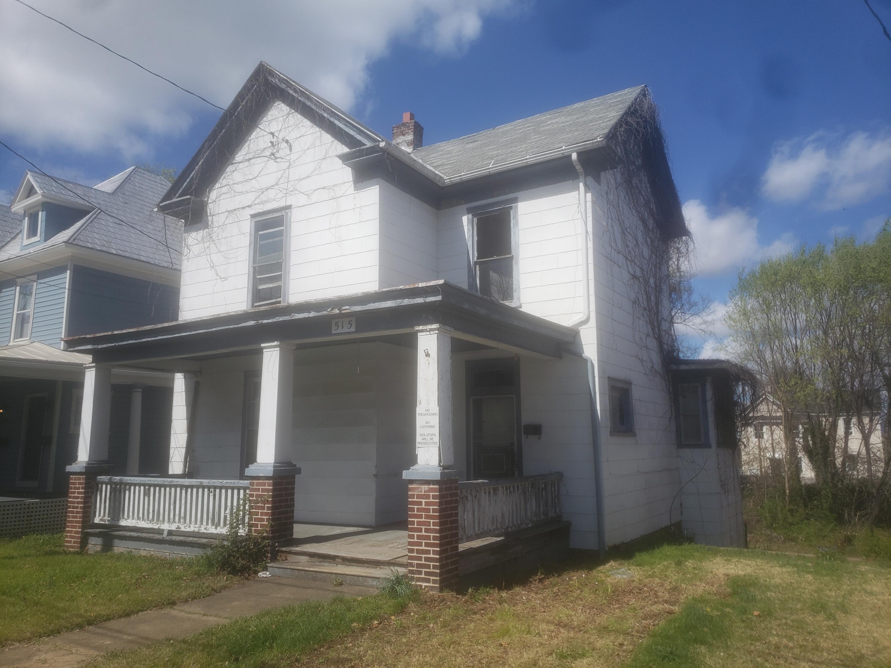 515 Mountain Avenue Southwest Roanoke, VA 24016 - Photo 2 of 13 a front view of a house with a yard