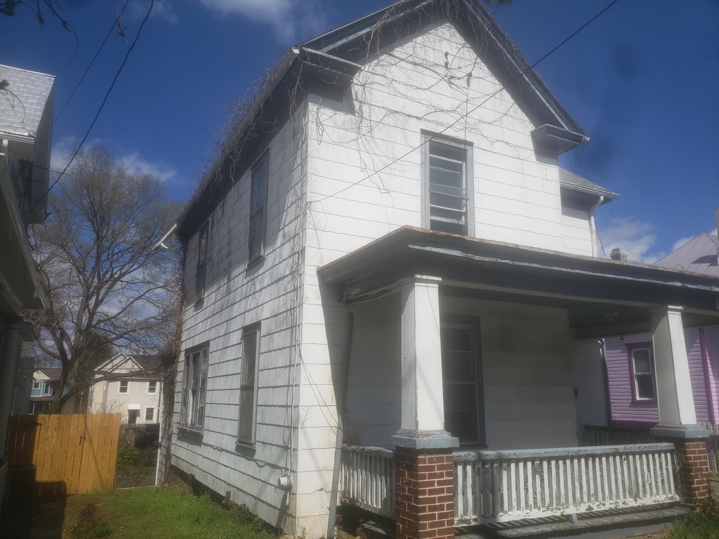 515 Mountain Avenue Southwest Roanoke, VA 24016 - Photo 3 of 13 a front view of a house with a yard