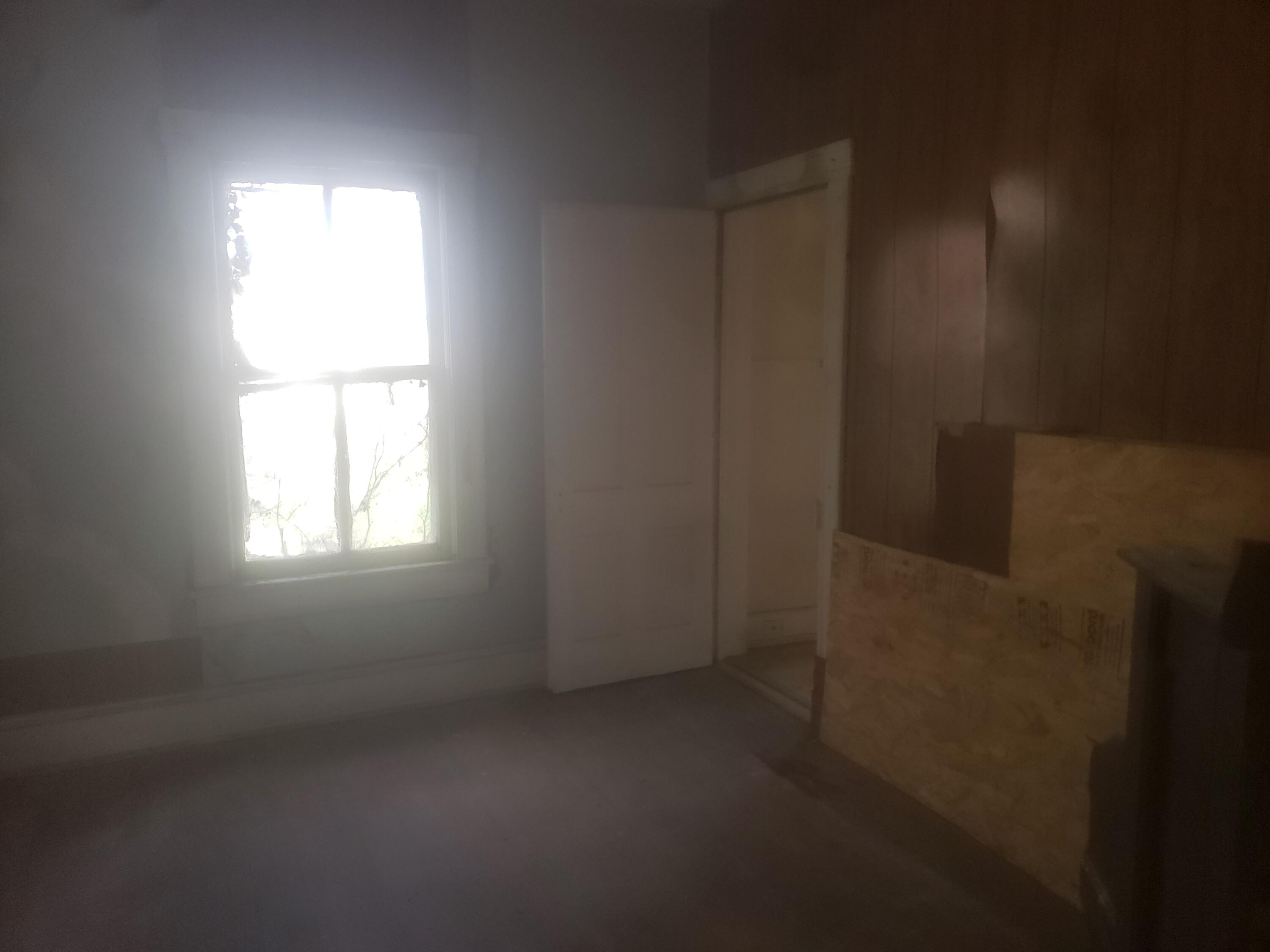 515 Mountain Avenue Southwest Roanoke, VA 24016 - Photo 9 of 13 an empty room with a window