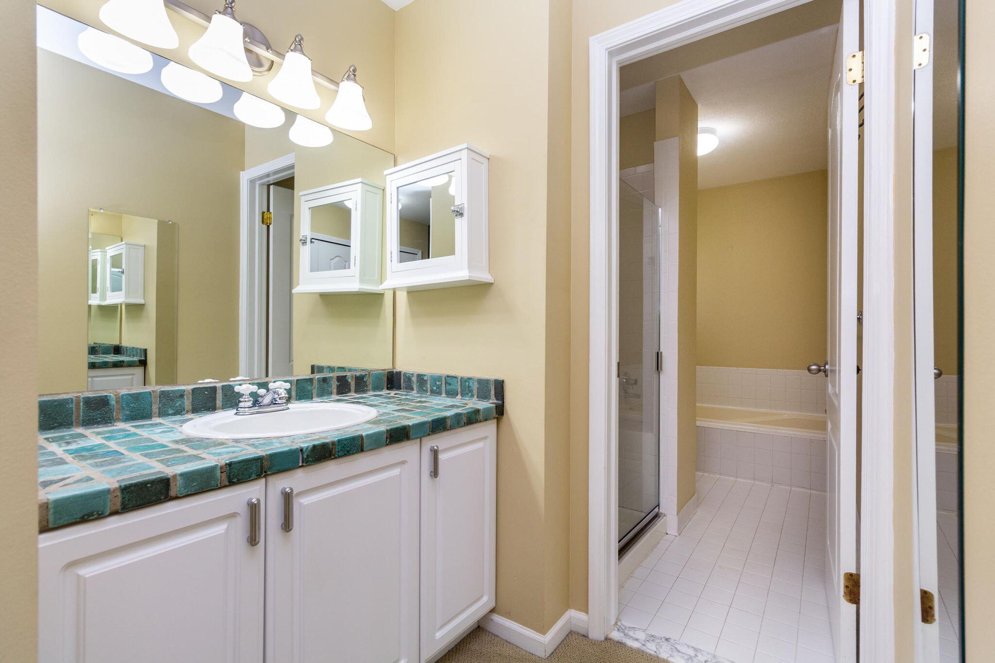 1093 Fairways Boulevard Troy, MI 48085 - Photo 19 of 35 Primary bathroom with tub