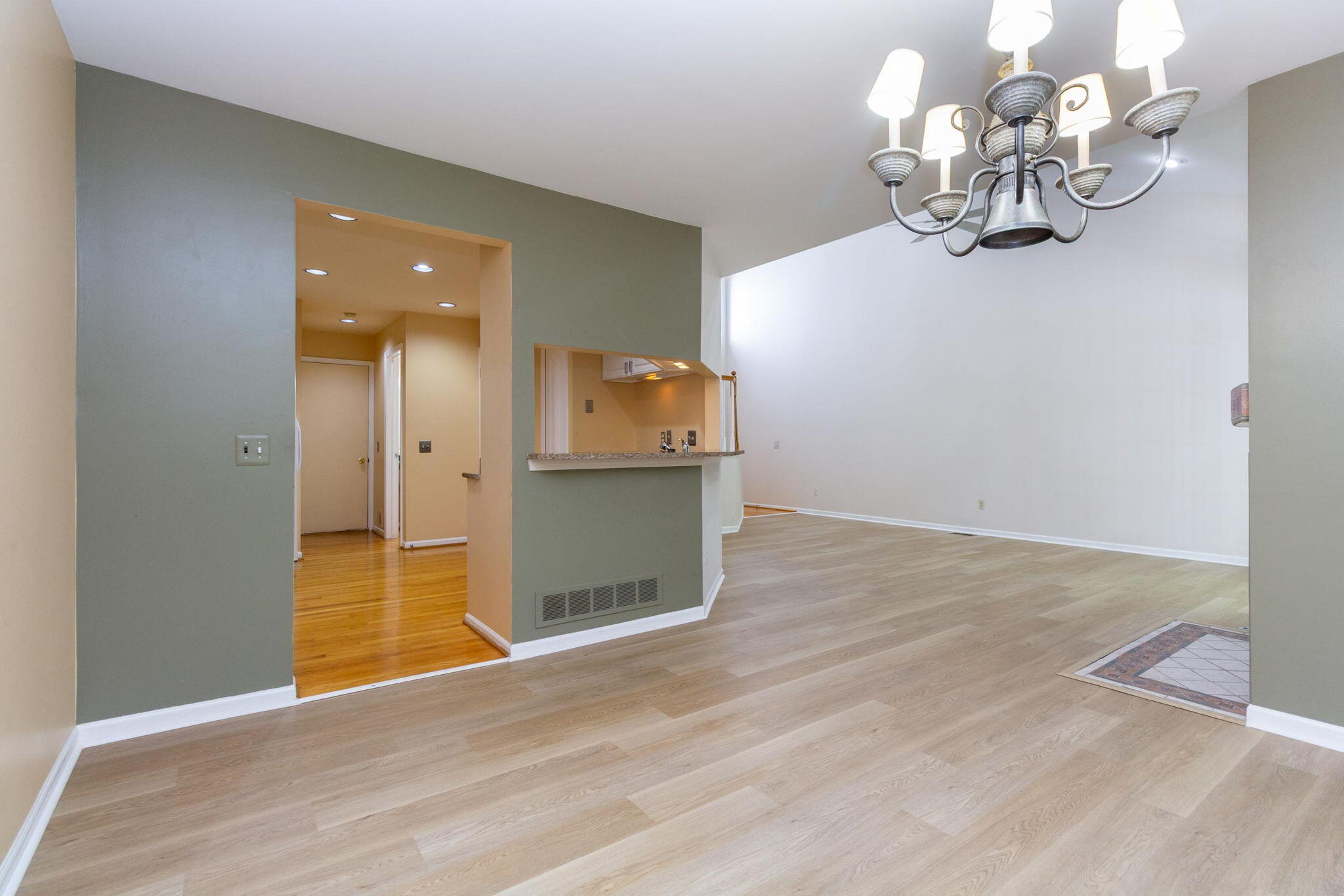 1093 Fairways Boulevard Troy, MI 48085 - Photo 9 of 35 Counter seating