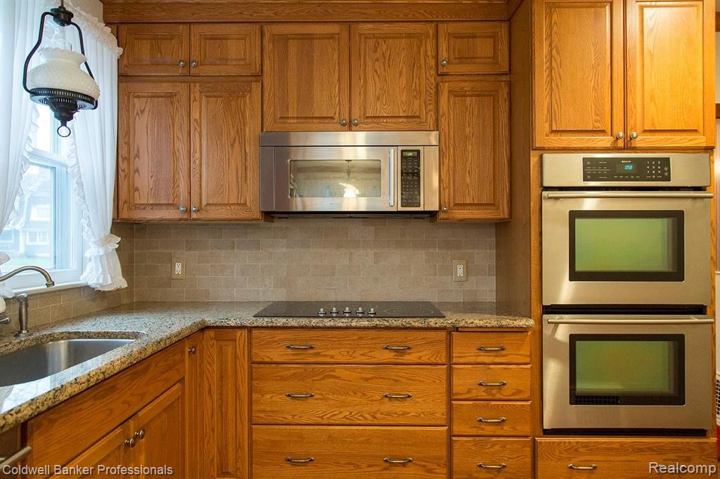 2252 Yorkshire Road Birmingham, MI 48009 - Photo 14 of 34