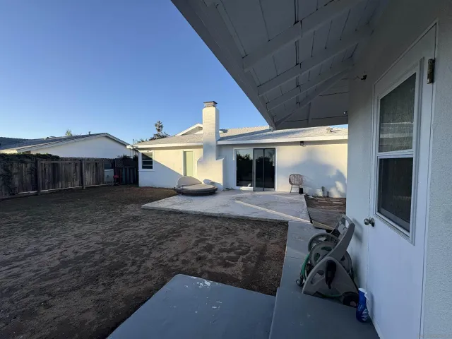 a view of a house with backyard