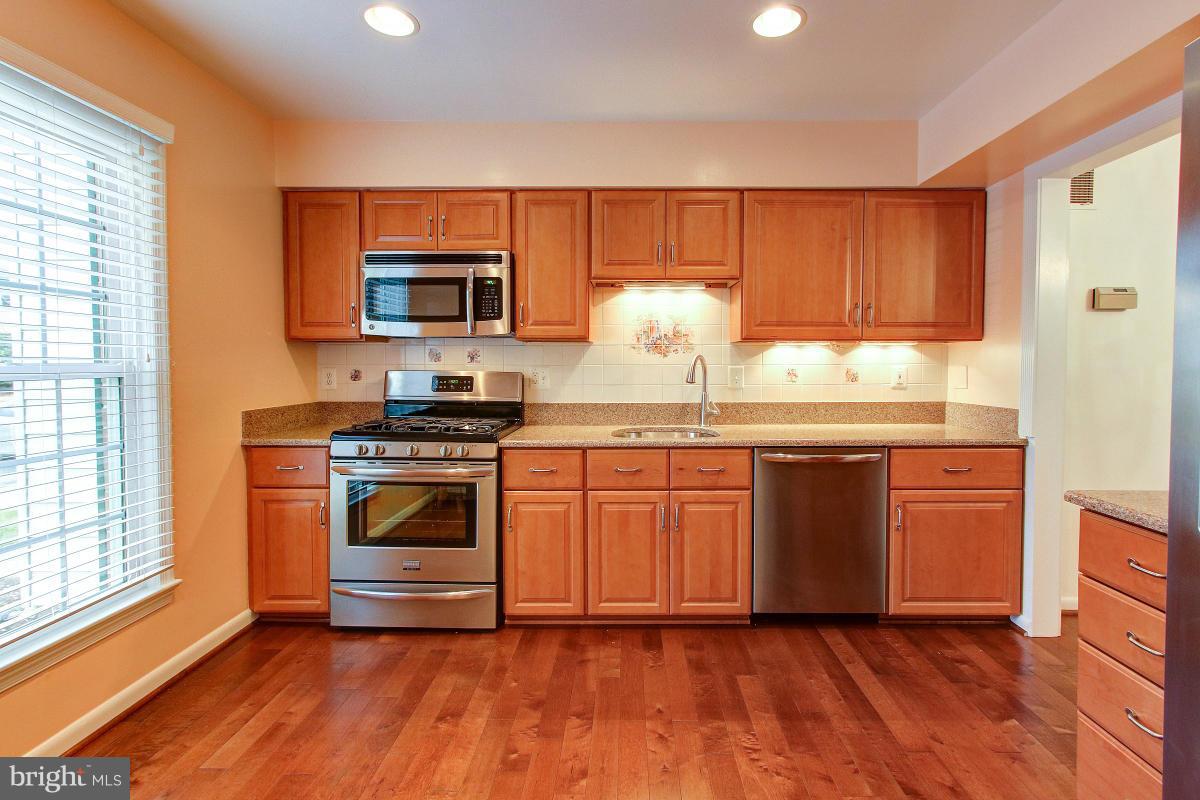 2189 Pond View Court Reston, VA 20191 - Photo 2 of 30 Kitchen