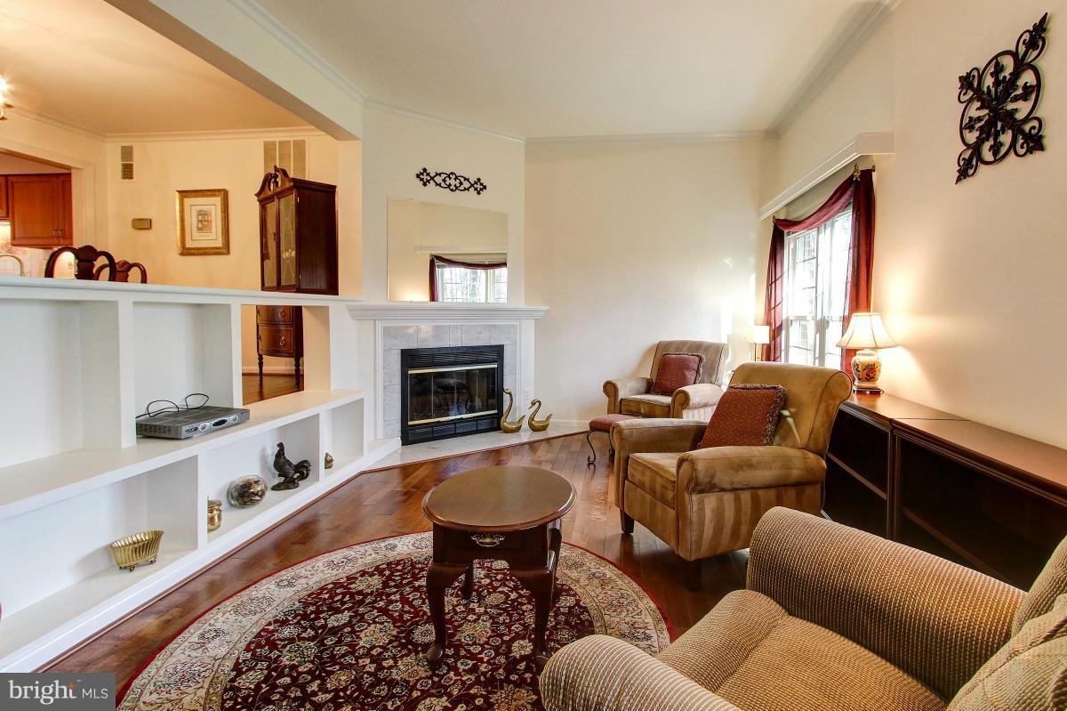 2189 Pond View Court Reston, VA 20191 - Photo 11 of 30 Living Room