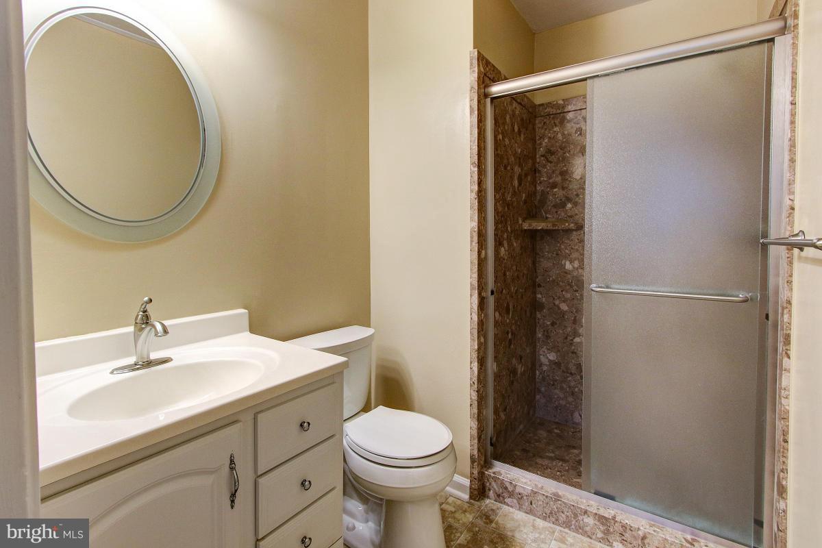 2189 Pond View Court Reston, VA 20191 - Photo 19 of 30 Bath (Master)
