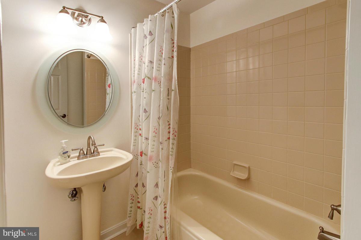 2189 Pond View Court Reston, VA 20191 - Photo 26 of 30 Bath