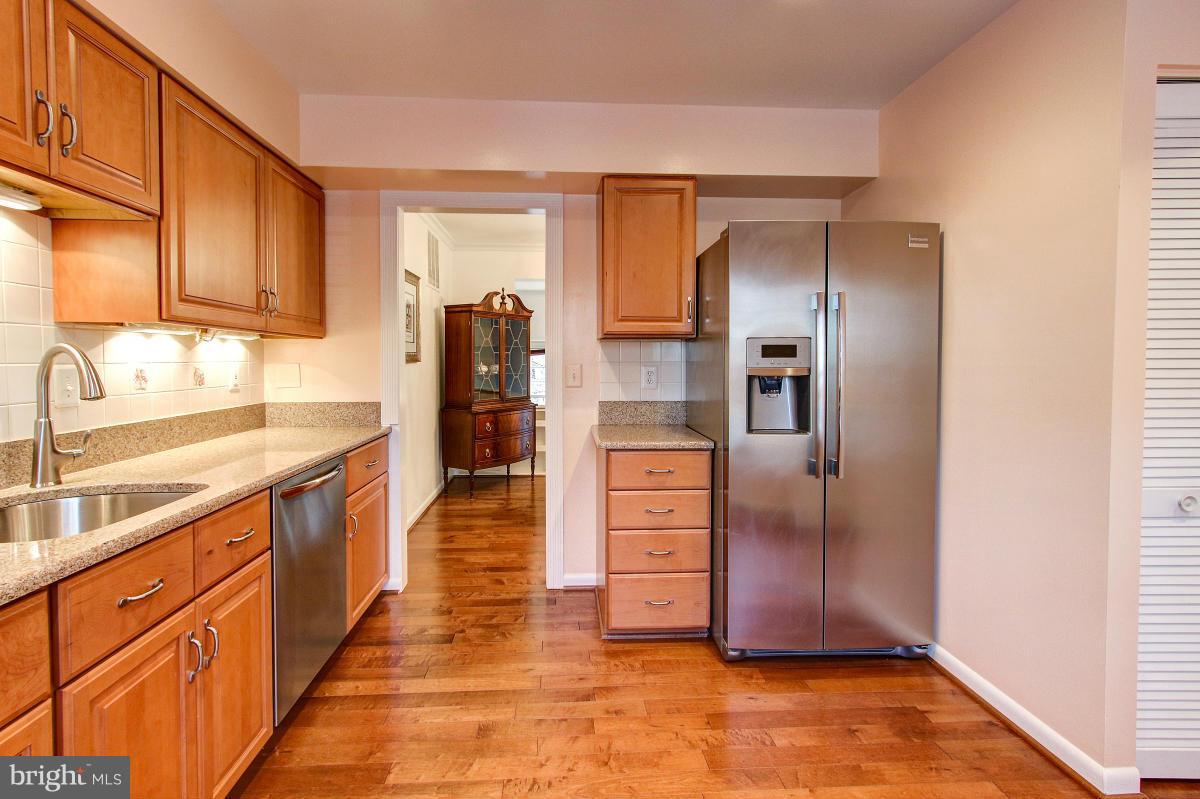 2189 Pond View Court Reston, VA 20191 - Photo 4 of 30 Kitchen