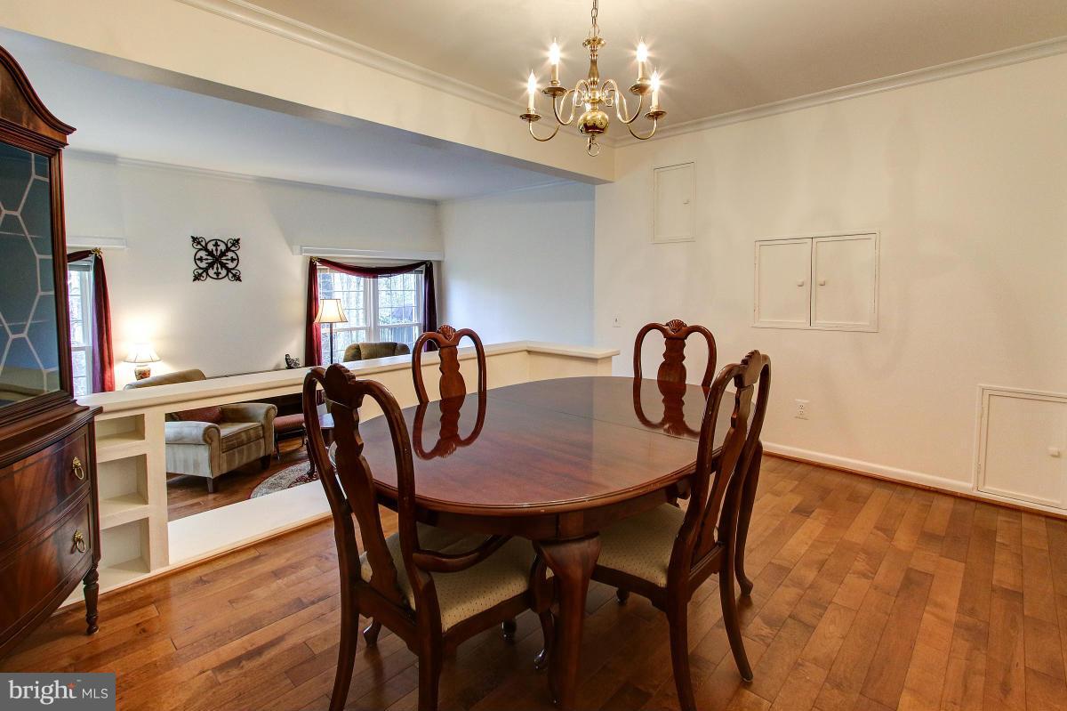 2189 Pond View Court Reston, VA 20191 - Photo 7 of 30 Dining Room