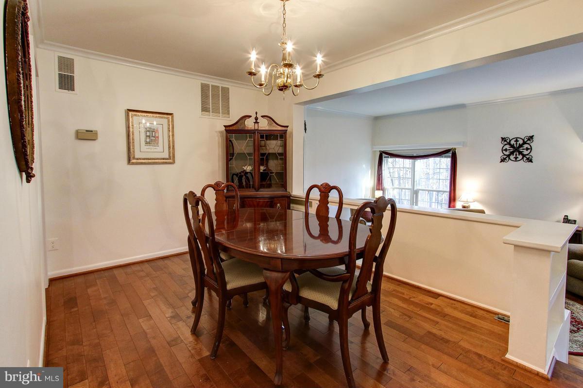 2189 Pond View Court Reston, VA 20191 - Photo 8 of 30 Dining Room