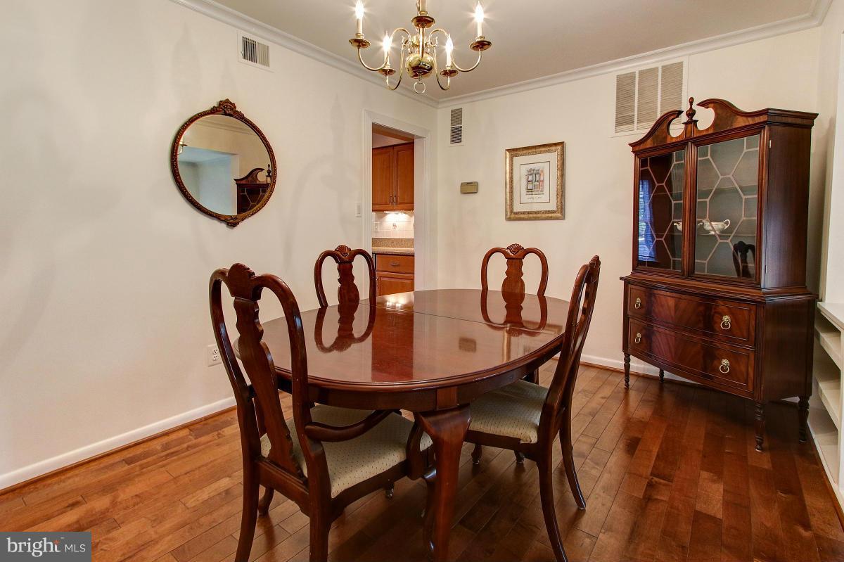2189 Pond View Court Reston, VA 20191 - Photo 9 of 30 Dining Room
